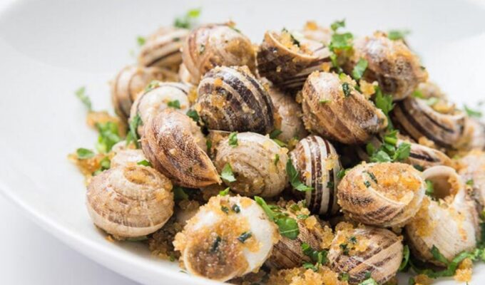 Alt text: caracoles a la bordalesa cocidos en salsa tradicional francesa