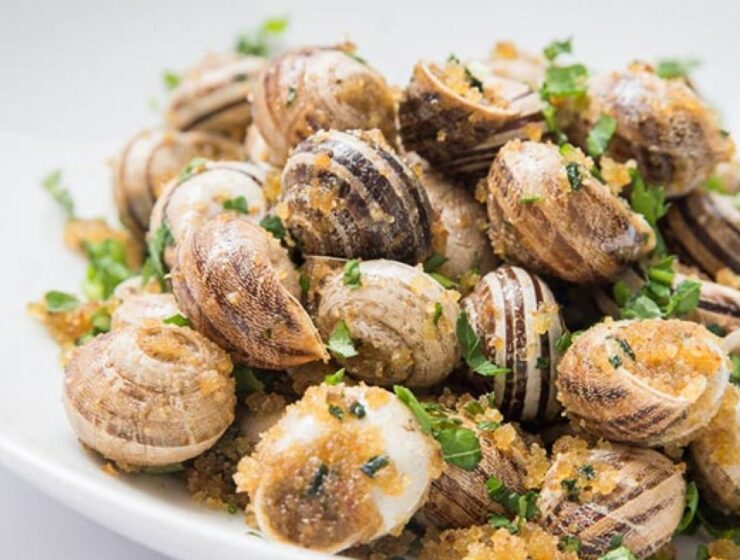 Alt text: caracoles a la bordalesa cocidos en salsa tradicional francesa