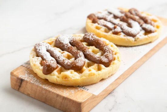 Waffles con dulce de leche y azúcar impalpable.