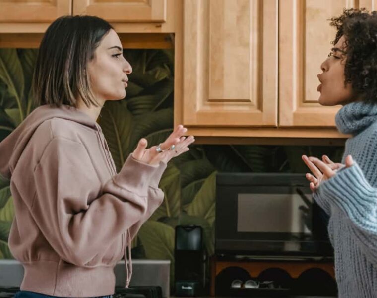 Cómo hacer las pases con un amigo después de una pelea 1