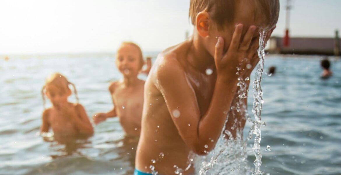 niños disfrutan de bañarse en el agua