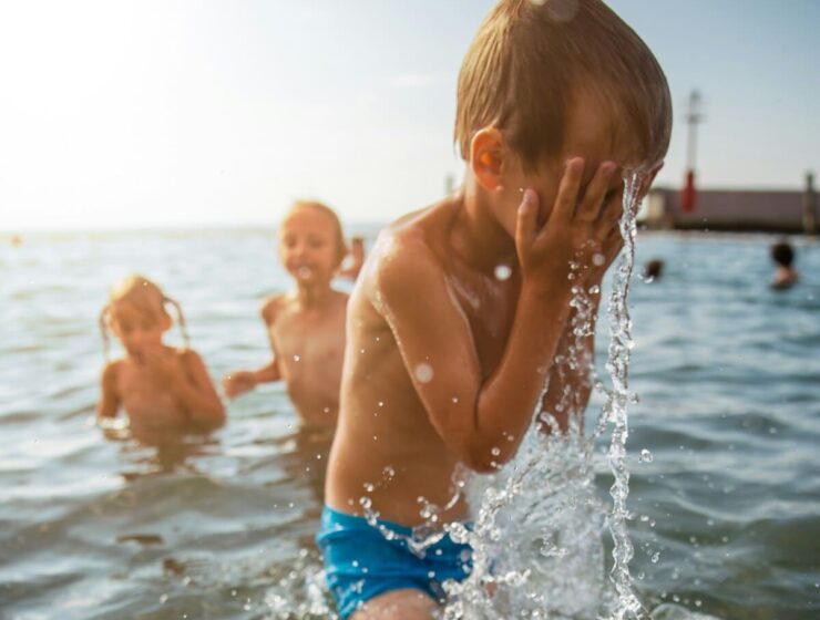 niños disfrutan de bañarse en el agua