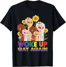 Camiseta con puños levantados de la comunidad LGBTQ+ como ejemplo de la cultura woke, a menudo asociada con la controversia de la "cancel culture".