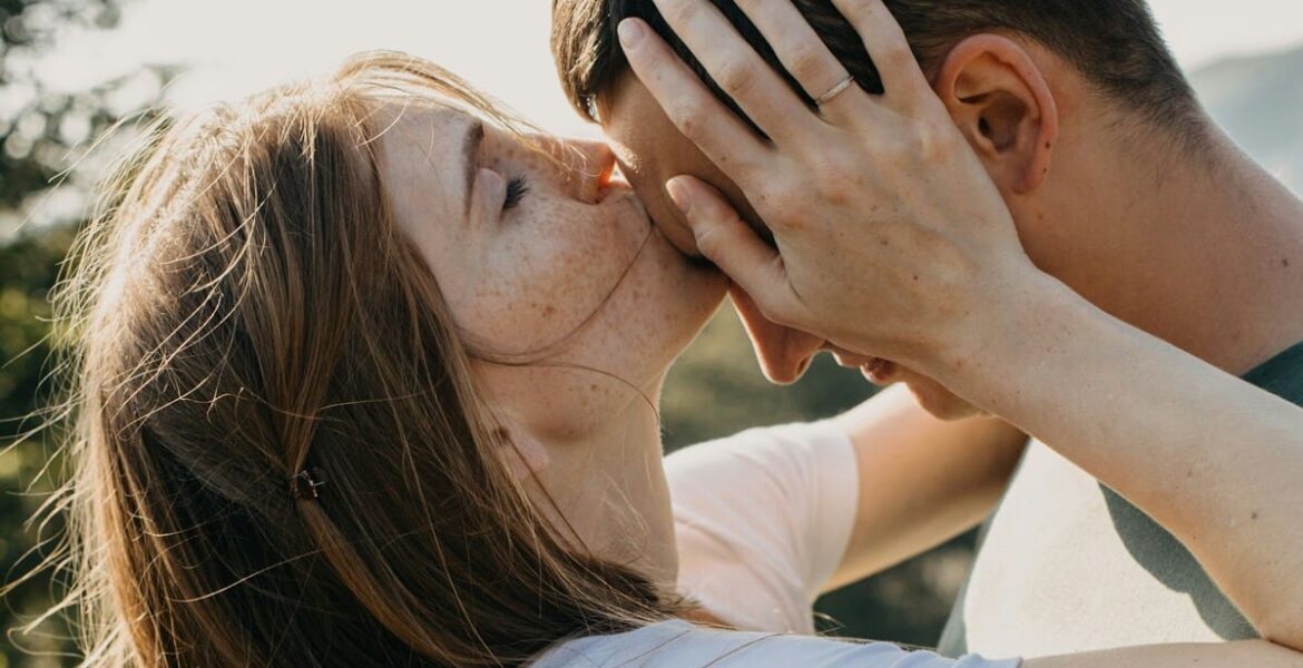 Qué significa besar en la frente