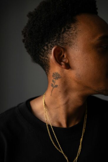 Descubre ideas y estilos únicos de tatuajes en el cuello. 