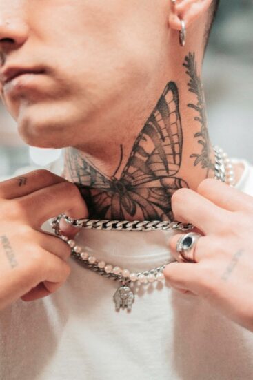 Tatuajes en el cuello para hombres frases