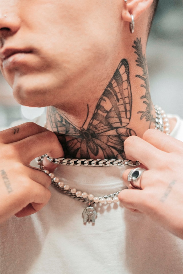 Tatuajes en el cuello para hombres: significado, tendencias y consejos