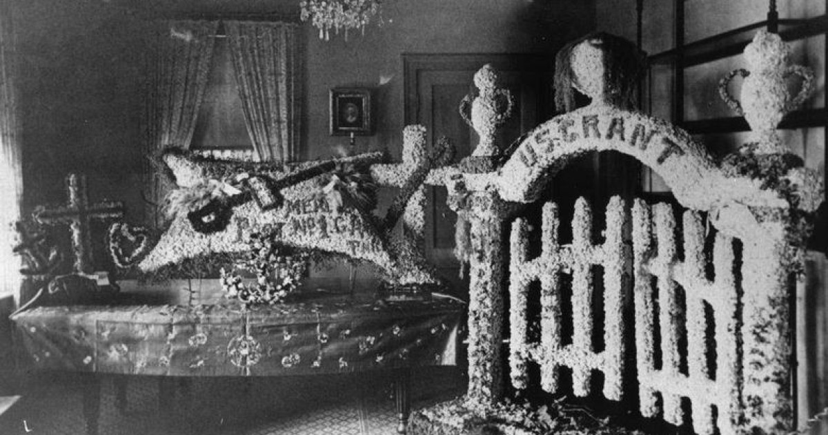 President Grant’s Memorial Flowers Have Survived for 136 Years — Bunk