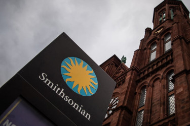 Smithsonian Museum and sign on a cloudy day.