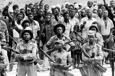 A crowd of Angolan rebels with weapons.