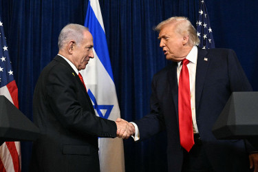 Donald Trump shaking hands with Benjamin Netanyahu.