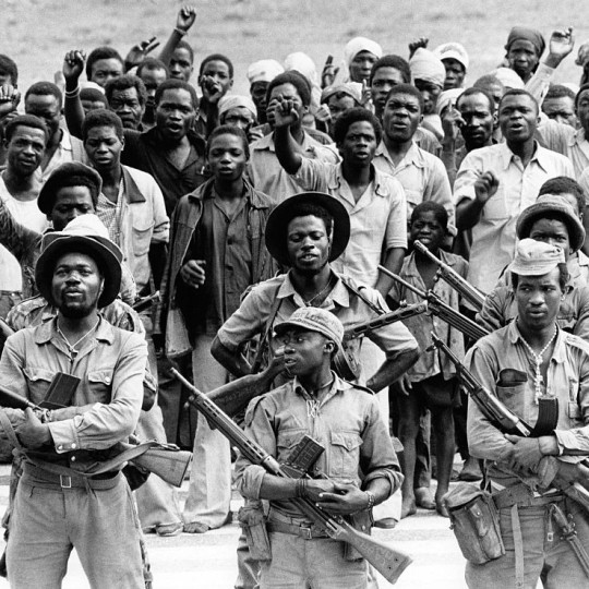 A crowd of Angolan rebels with weapons.