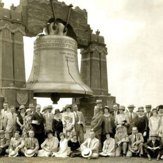 A group of people standing in front of the Liberty Bell.