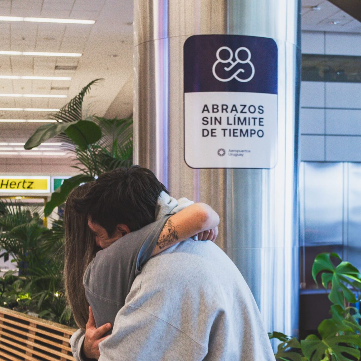 Uruguay se convierte en el primer país del mundo con aeropuertos de abrazos sin límite de tiempo