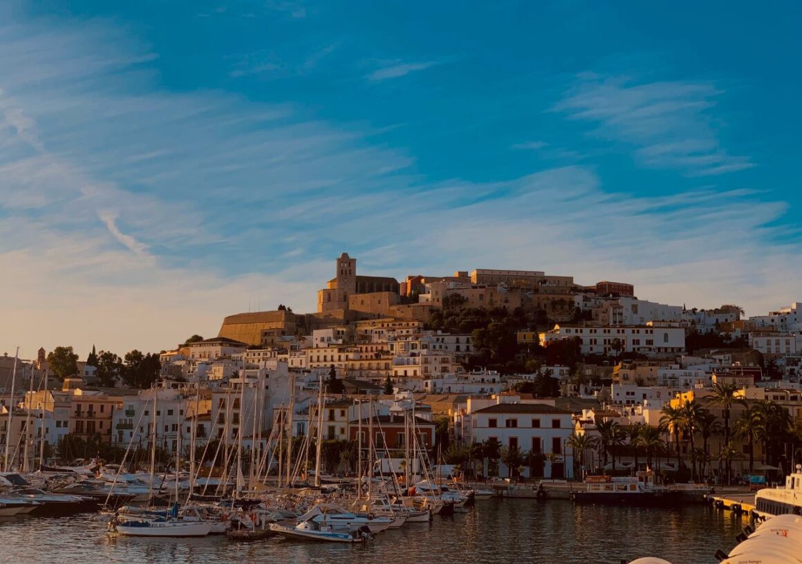 Airbnb e Ibiza firman un acuerdo histórico con medidas proactivas para mejorar la gestión de la oferta turística insular