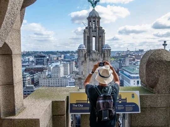 Gran Bretaña lanza una nueva campaña mundial de turismo cinematográfico con una película inspirada en éxitos de taquilla 8