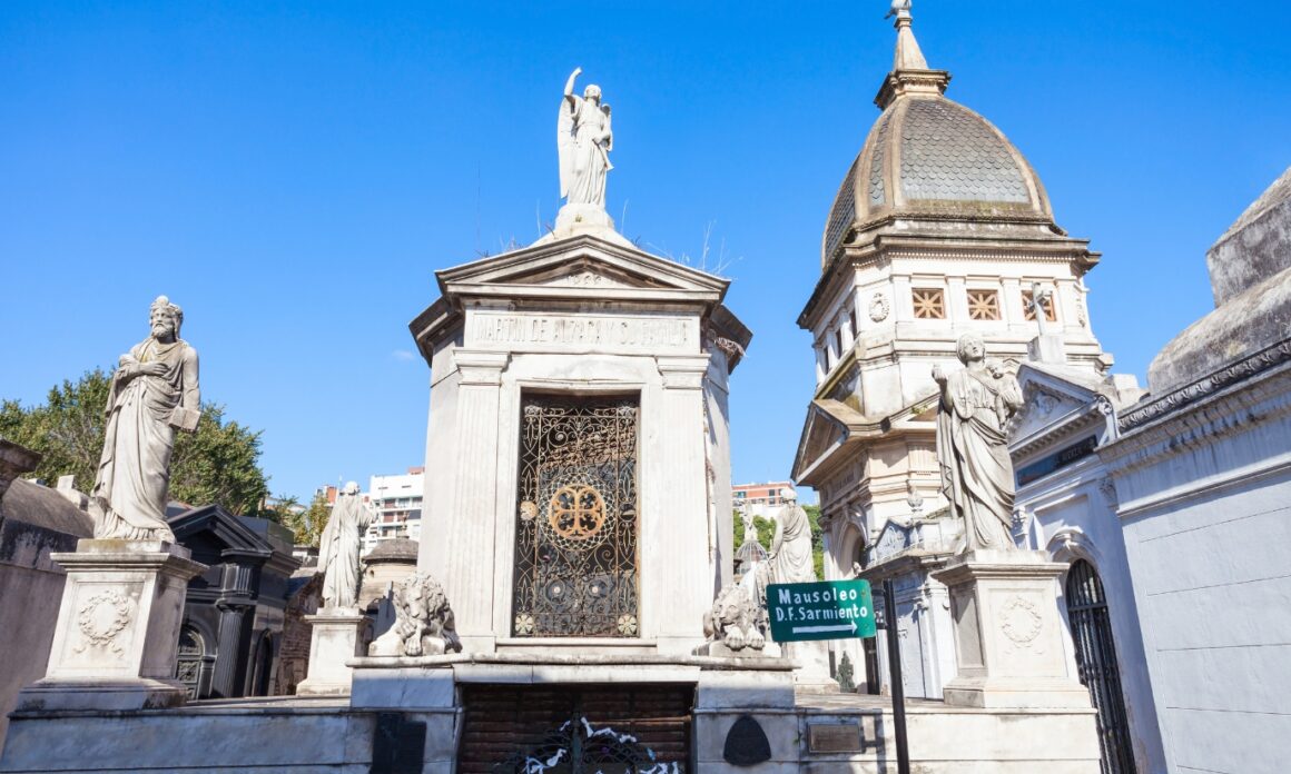 El cementerio de Recoleta utillizará una bóveda para abrir un gift shop, gastronomía y ofrecer visitas nocturnas 3