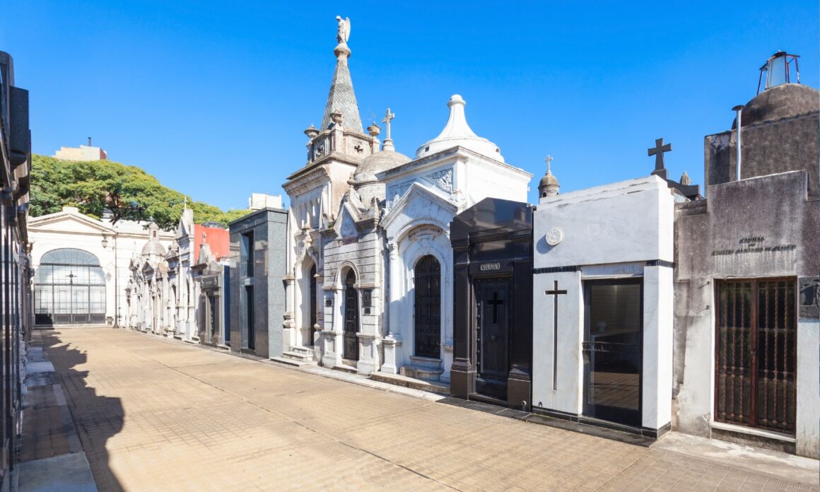 El cementerio de Recoleta utillizará una bóveda para abrir un gift shop, gastronomía y ofrecer visitas nocturnas 4
