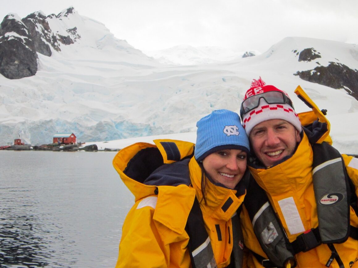 La pareja argentino-estadounidense que hace más de una década lleva viajeros de todo el mundo a la Antártida 26