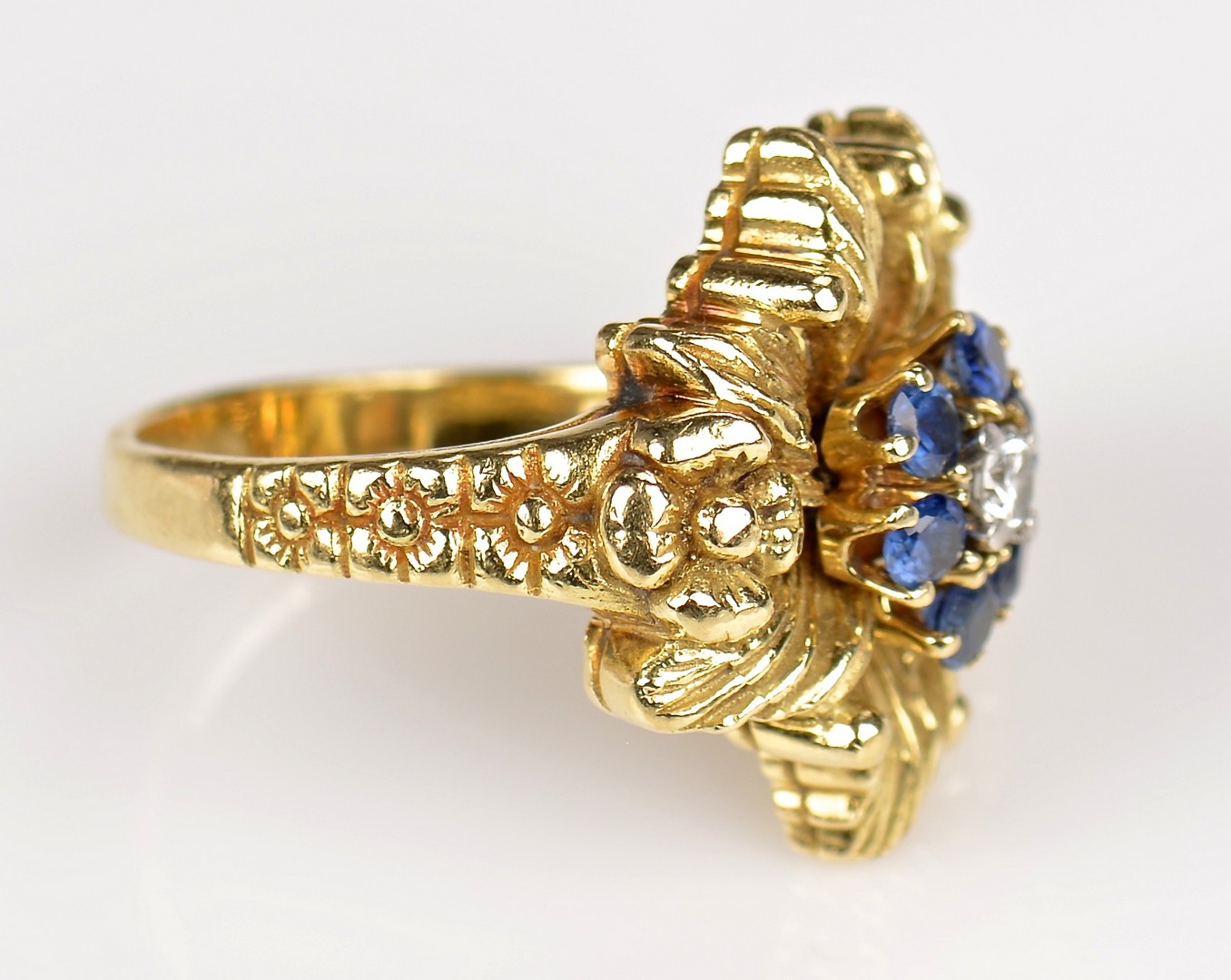 Украшения из золота. Индийские украшения на прозрачном фоне. Ювелирное золото. Golden items. Золото украшения.