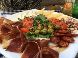 Proschuito, Olivas, linguiça e queijos