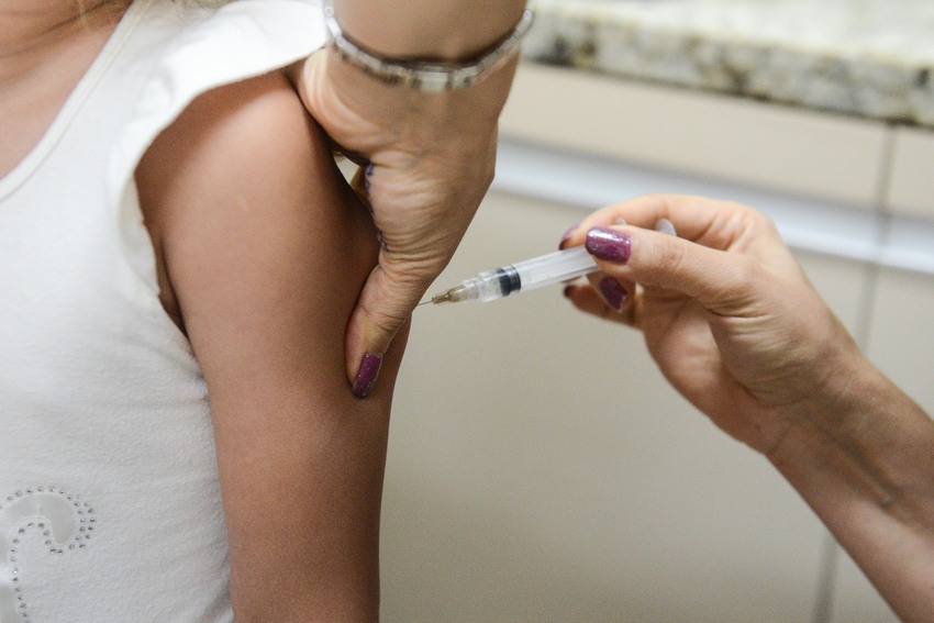 criança sendo vacinada