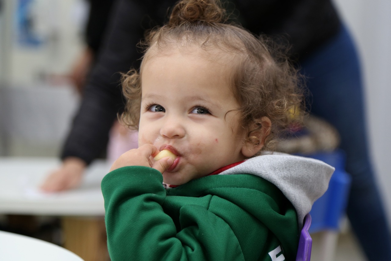 Mais saúde na merenda: nas escolas de São Caetano, frutas e leite substituem açúcar e alimentos ultraprocessados