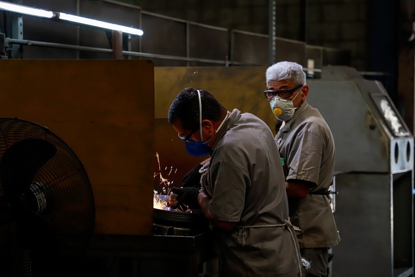 trabalhadores na indústria