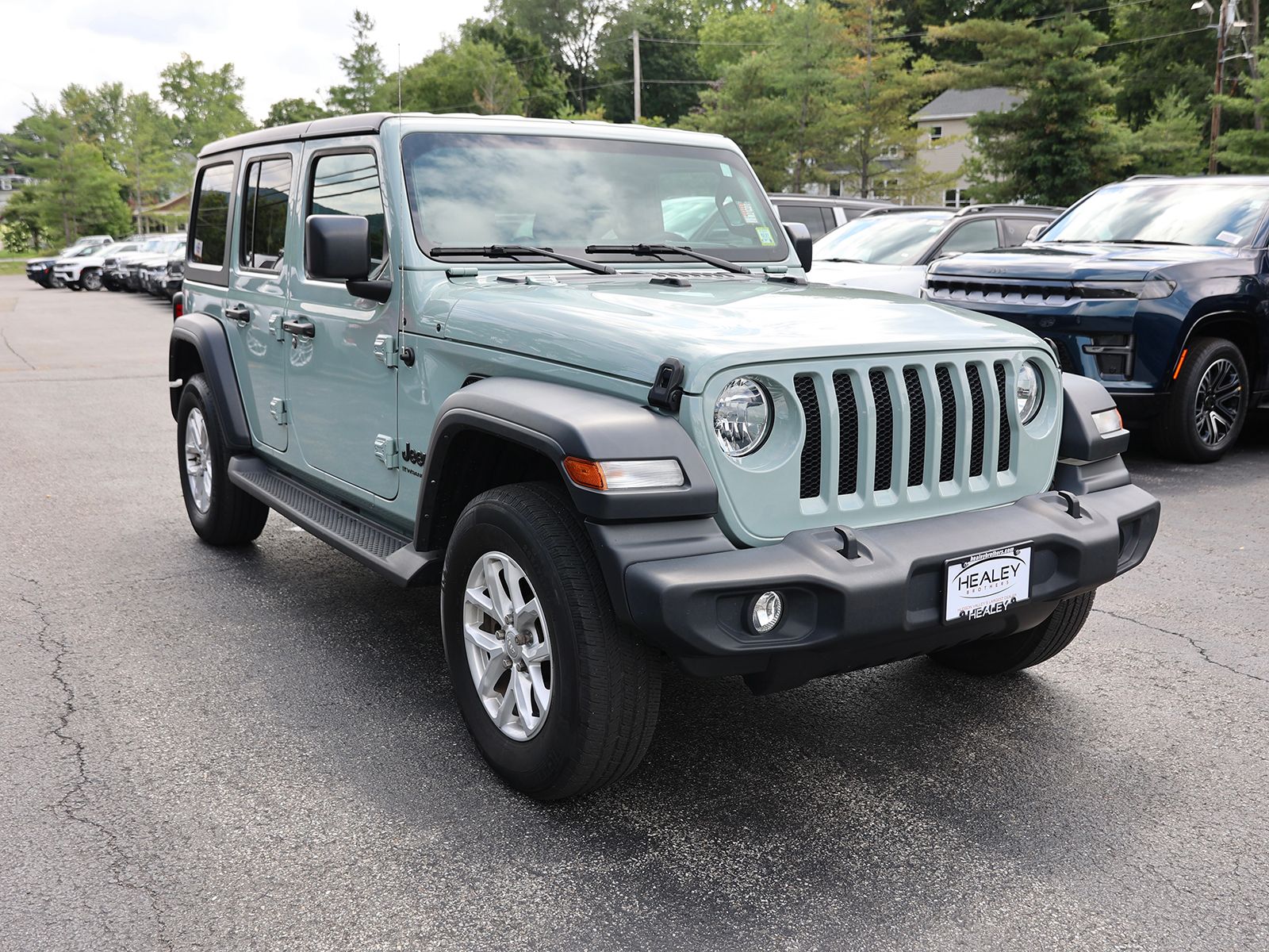 Photo view of 2023 Jeep Wrangler in Gray