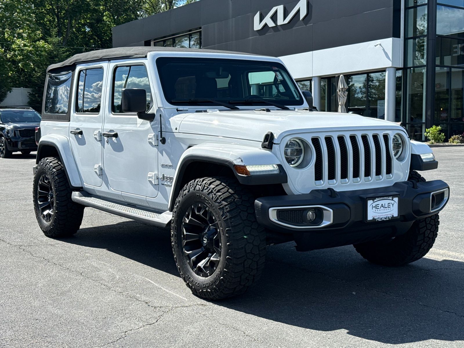 Photo view of 2018 Jeep Wrangler Unlimited in White