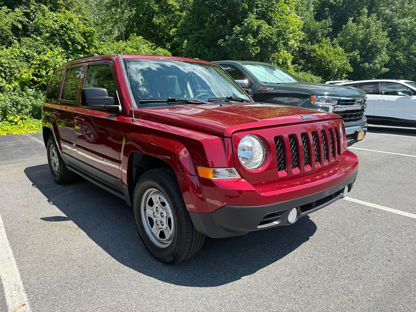 Photo view of 2016 Jeep Patriot in Red