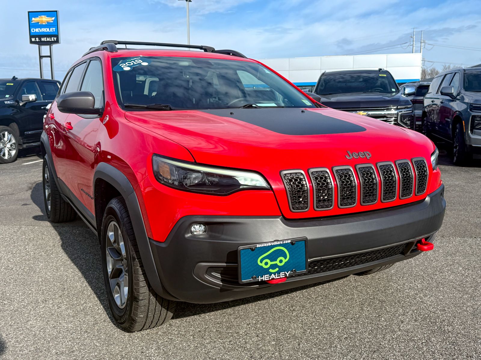 Photo view of 2019 Jeep Cherokee in Red