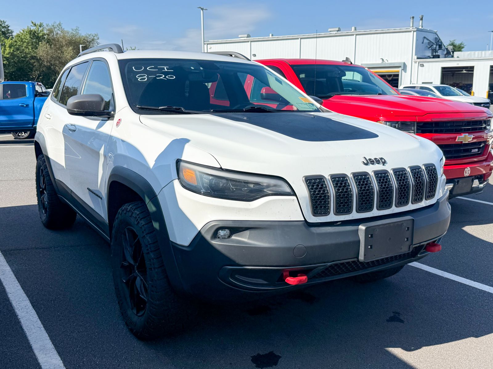 Photo view of 2019 Jeep Cherokee in White