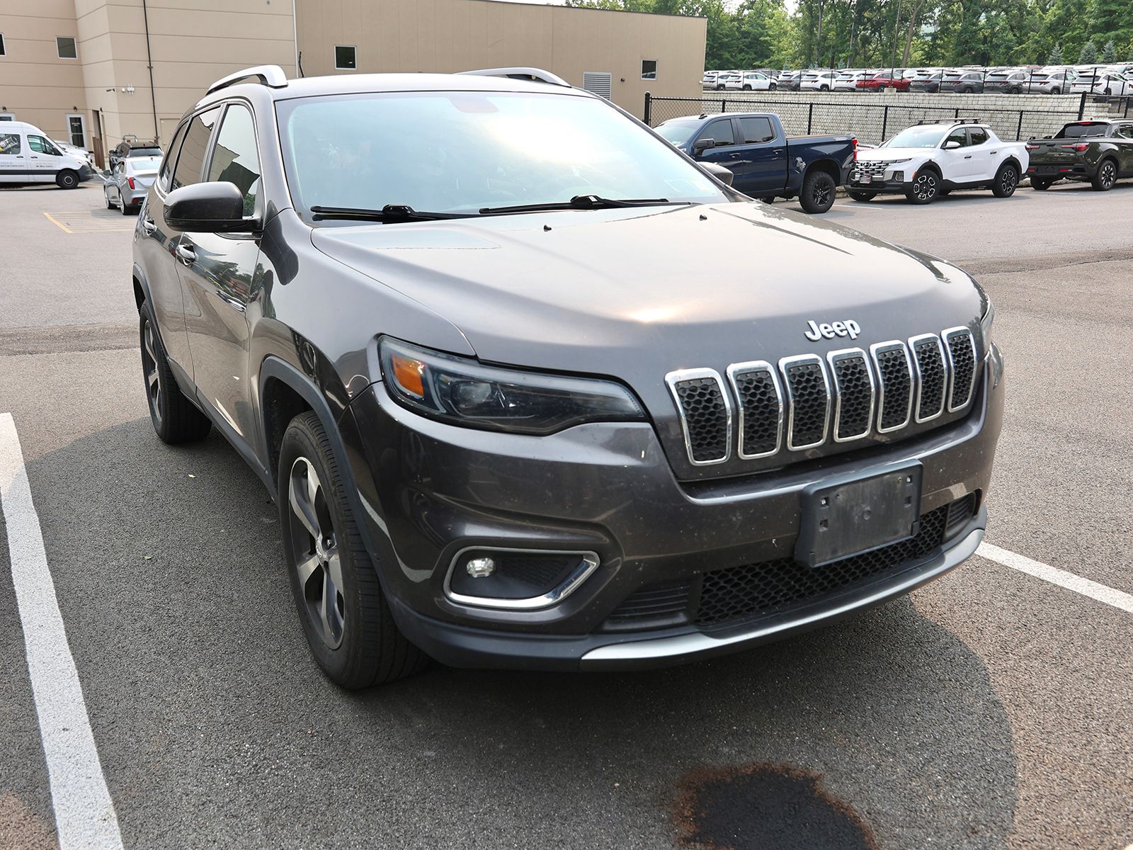 Photo view of 2019 Jeep Cherokee in Gray