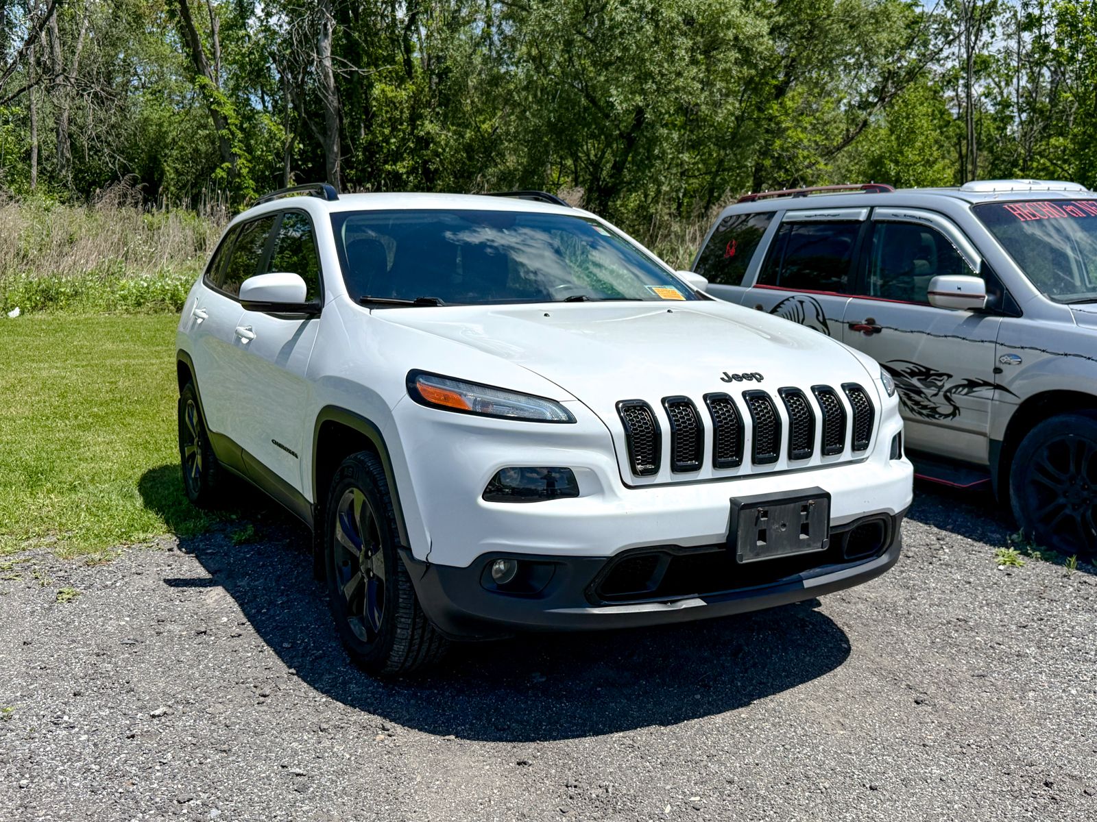 Photo view of 2018 Jeep Cherokee in White