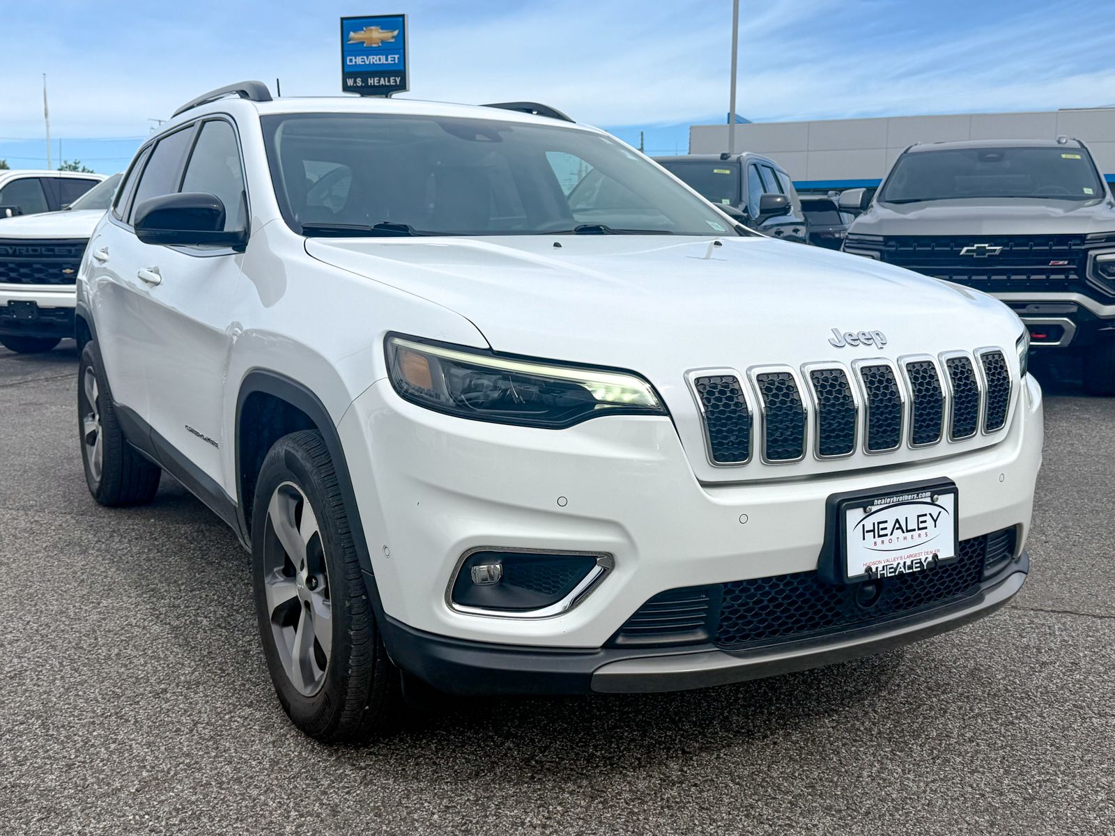 Photo view of 2022 Jeep Cherokee in White