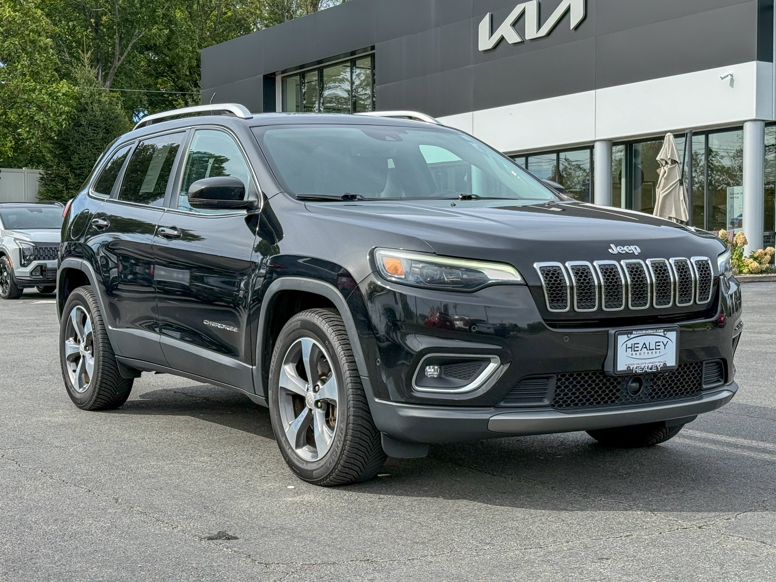 Photo view of 2019 Jeep Cherokee in Black