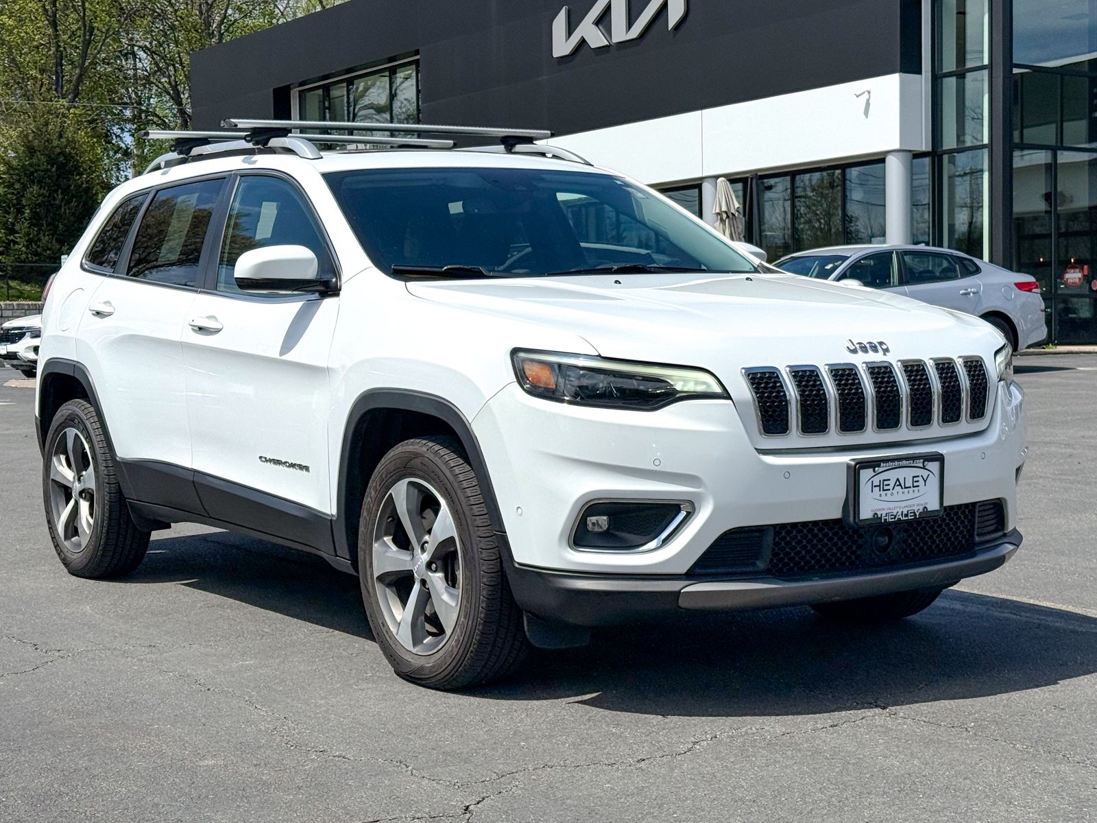 Photo view of 2021 Jeep Cherokee in White