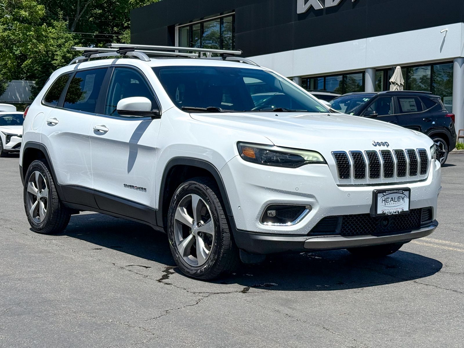 Photo view of 2021 Jeep Cherokee in White