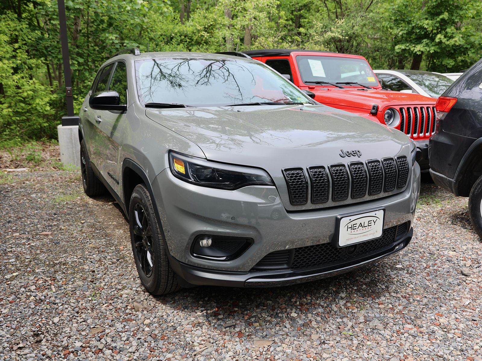 Photo view of 2023 Jeep Cherokee in Gray