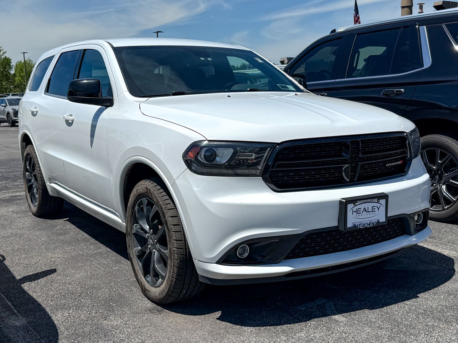 Photo view of 2020 Dodge Durango in White