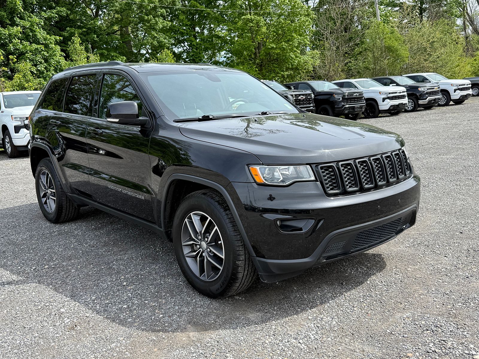 Photo view of 2017 Jeep Grand Cherokee in Black