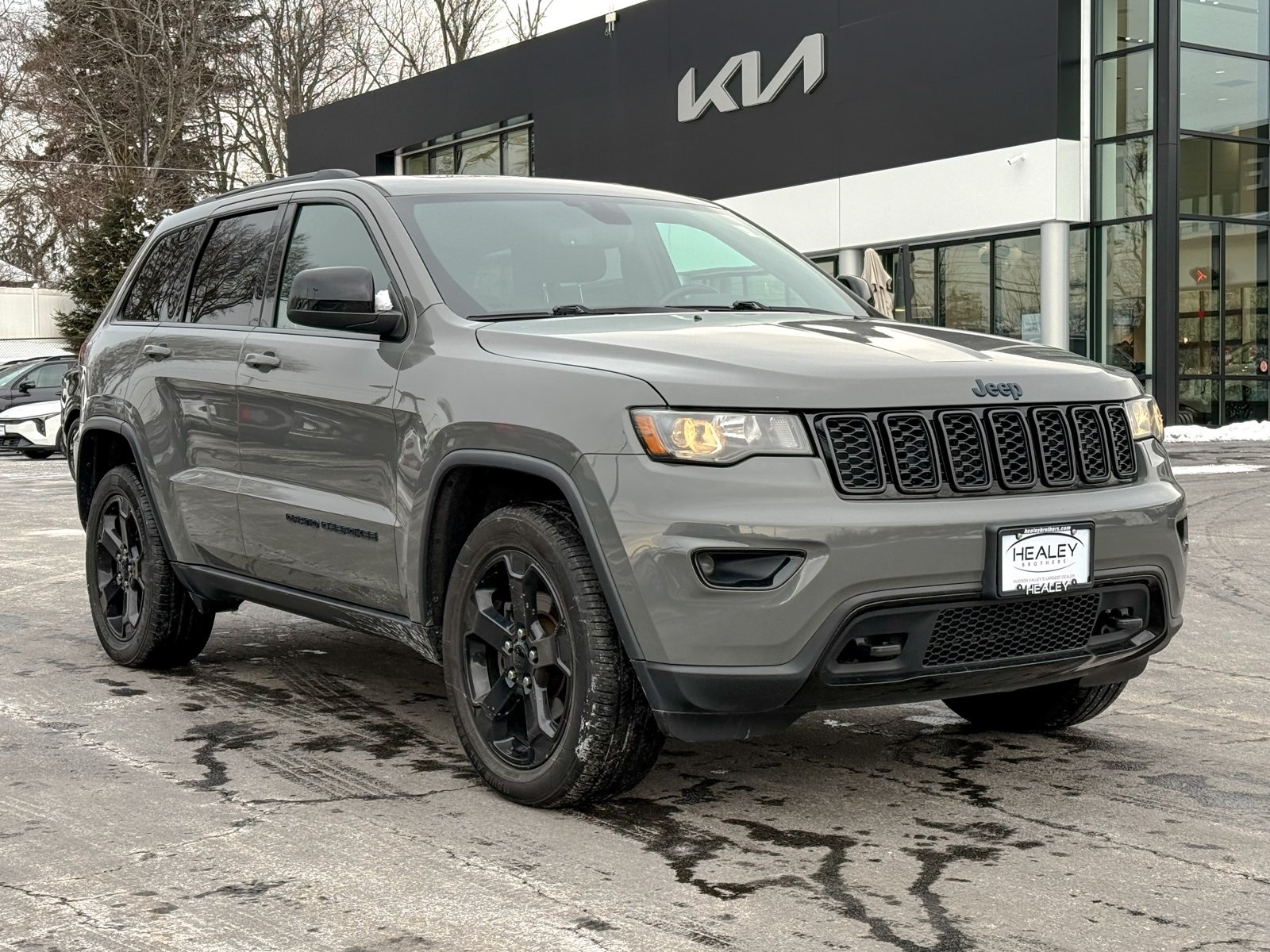 Photo view of 2020 Jeep Grand Cherokee in Gray