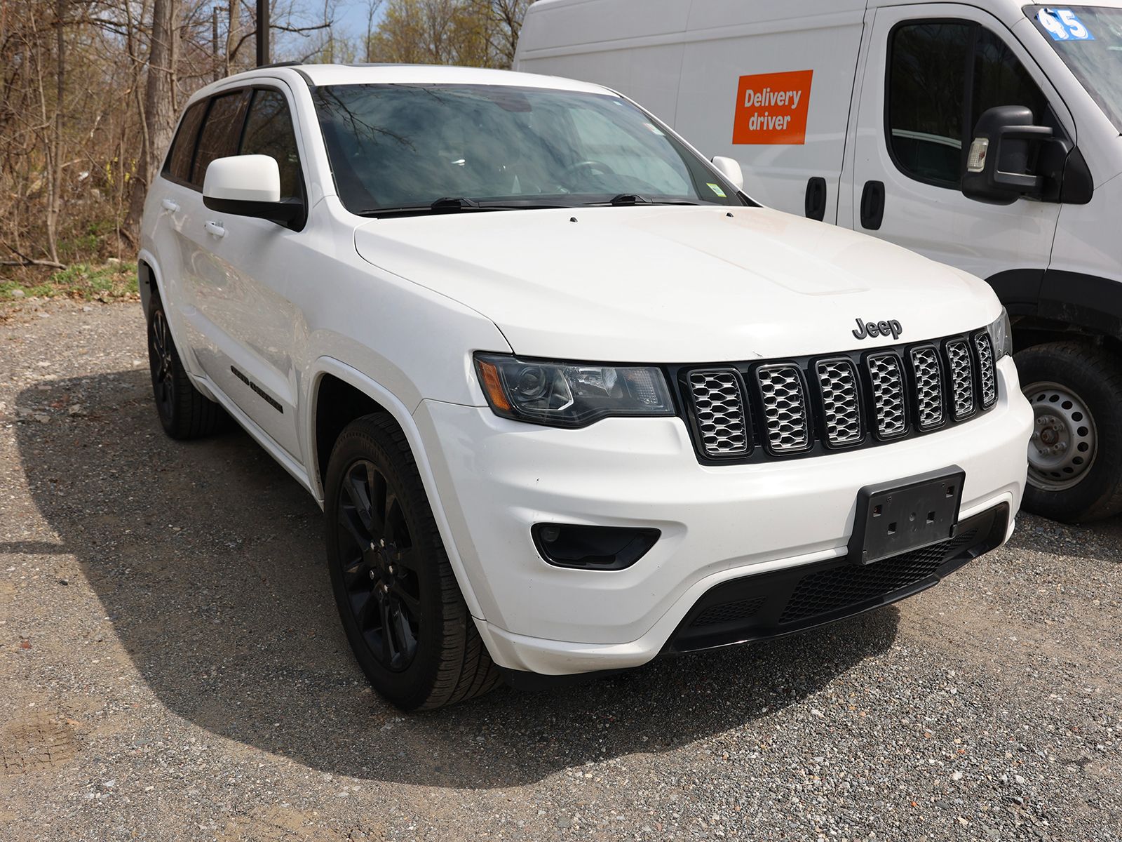 Photo view of 2018 Jeep Grand Cherokee in White