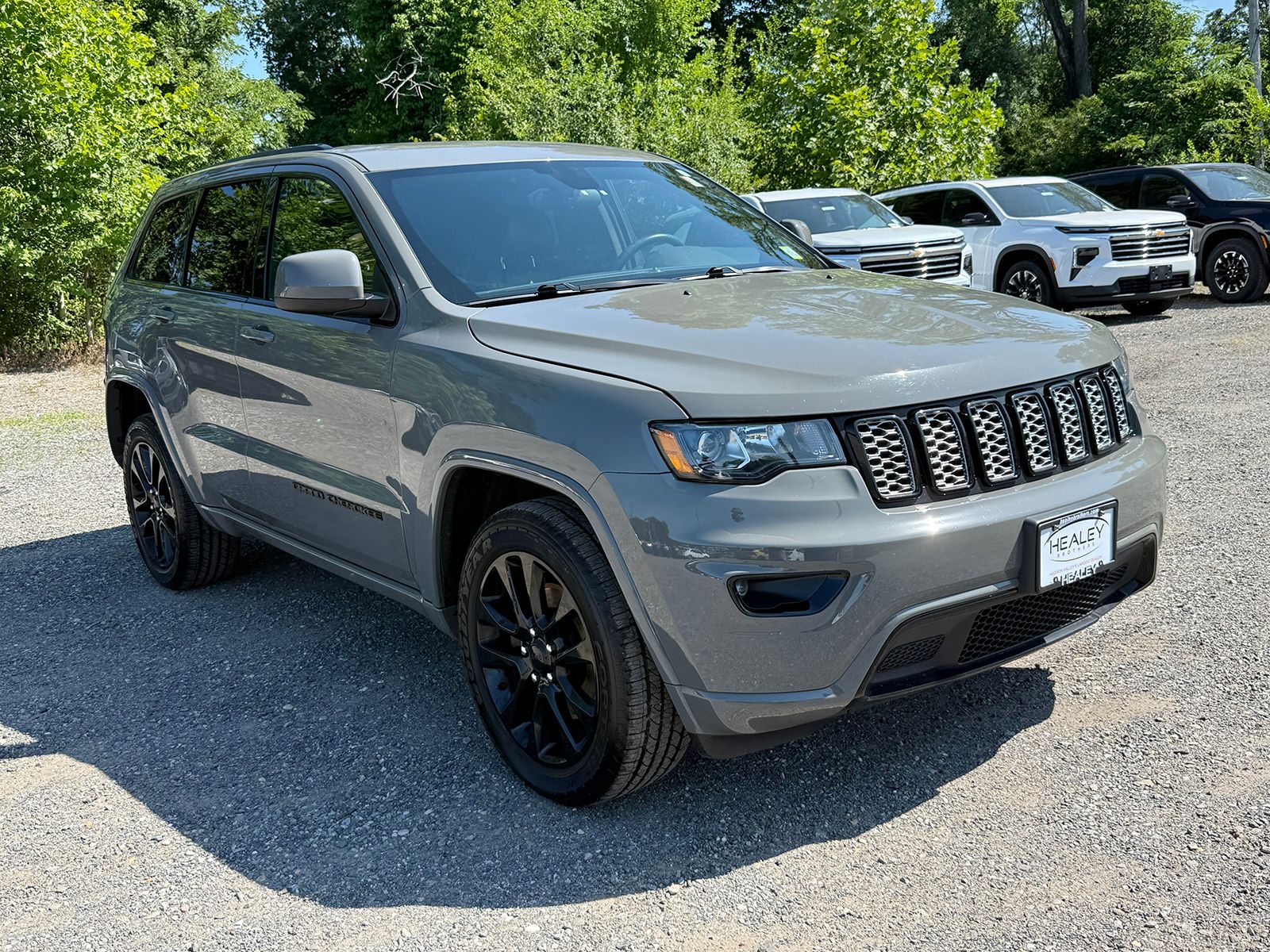 Photo view of 2021 Jeep Grand Cherokee in Gray