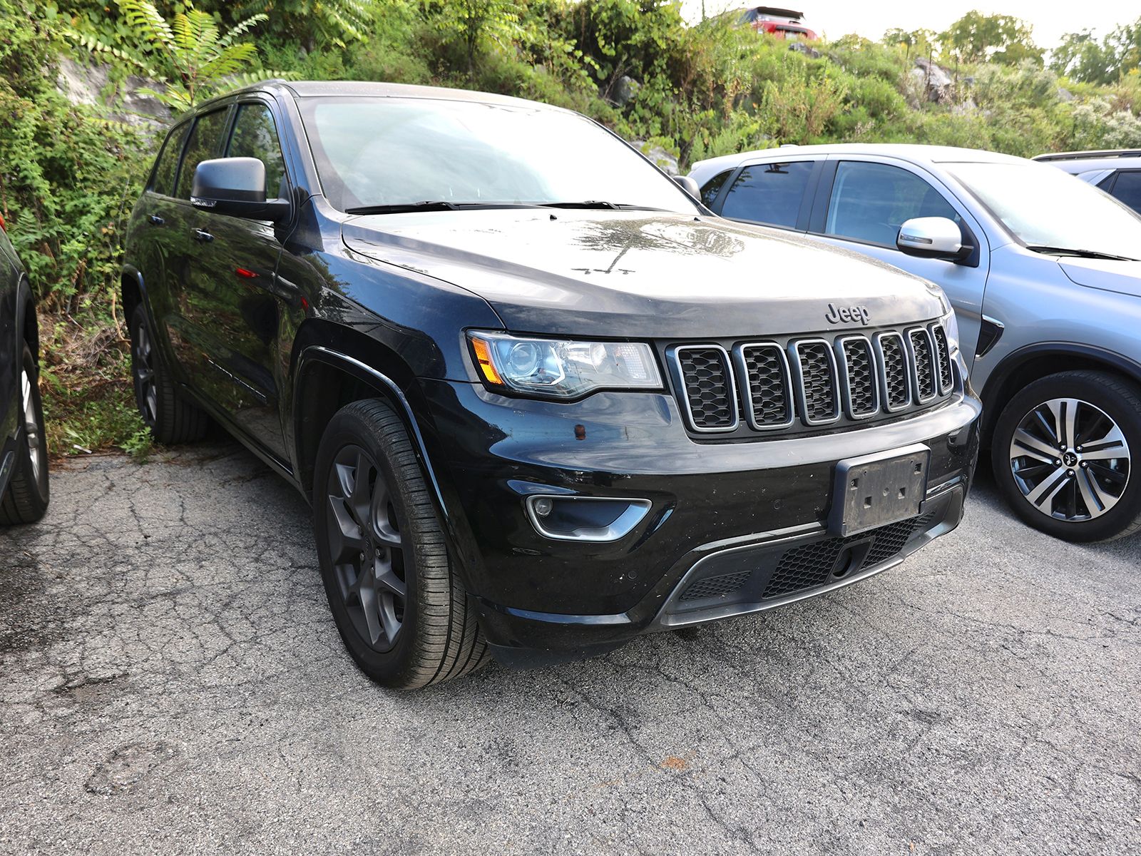 Photo view of 2021 Jeep Grand Cherokee in Black