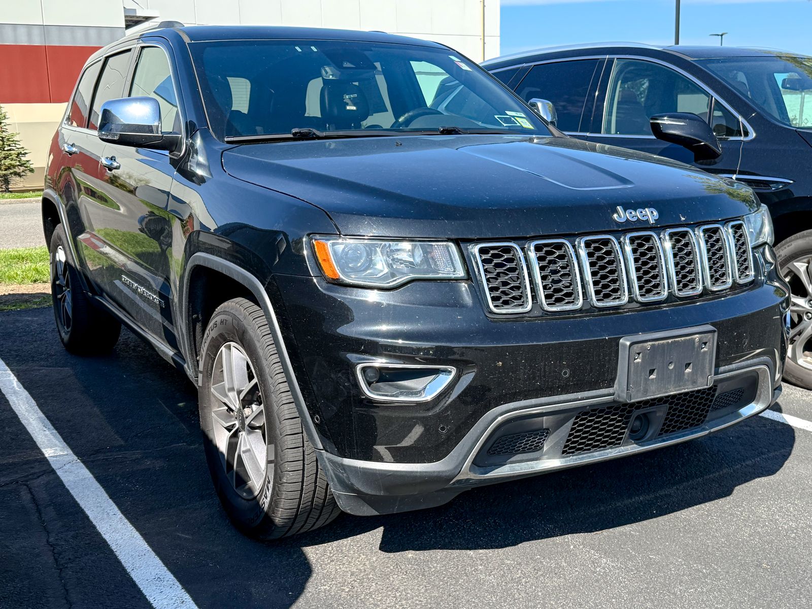 Photo view of 2020 Jeep Grand Cherokee in Black
