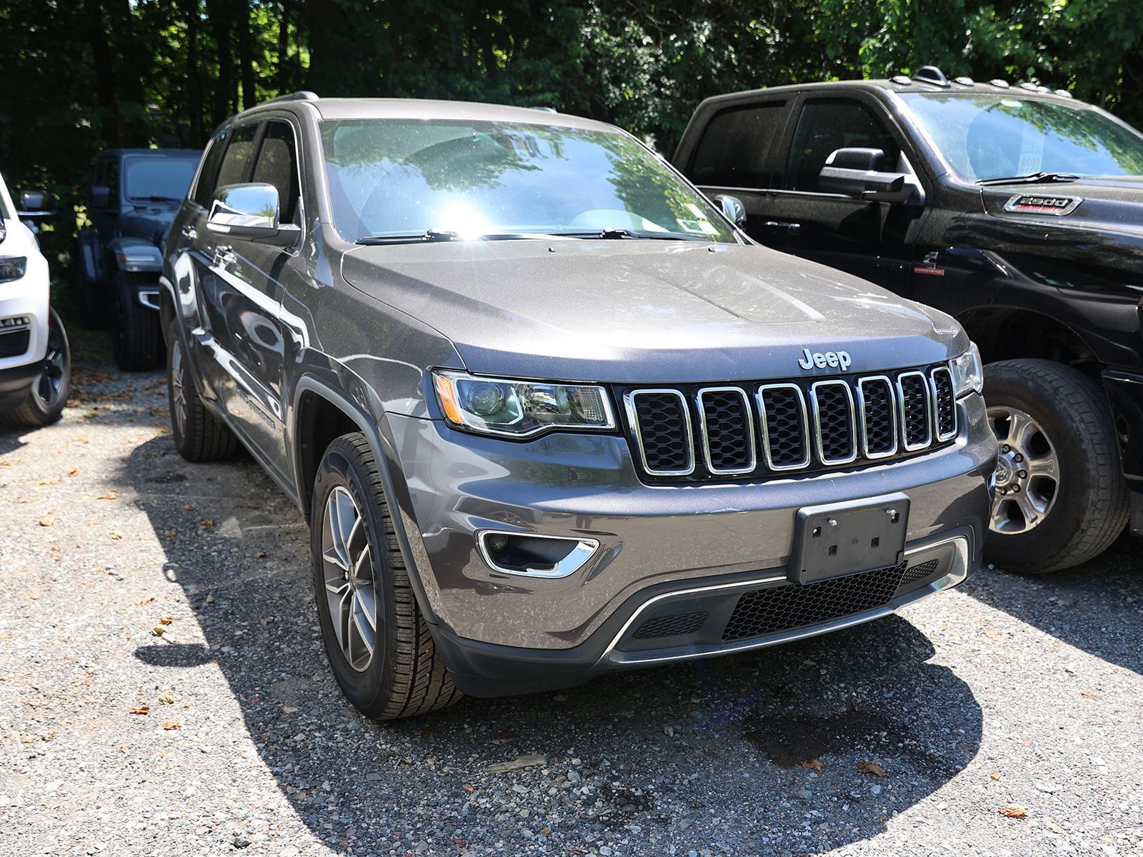 Photo view of 2021 Jeep Grand Cherokee in Gray