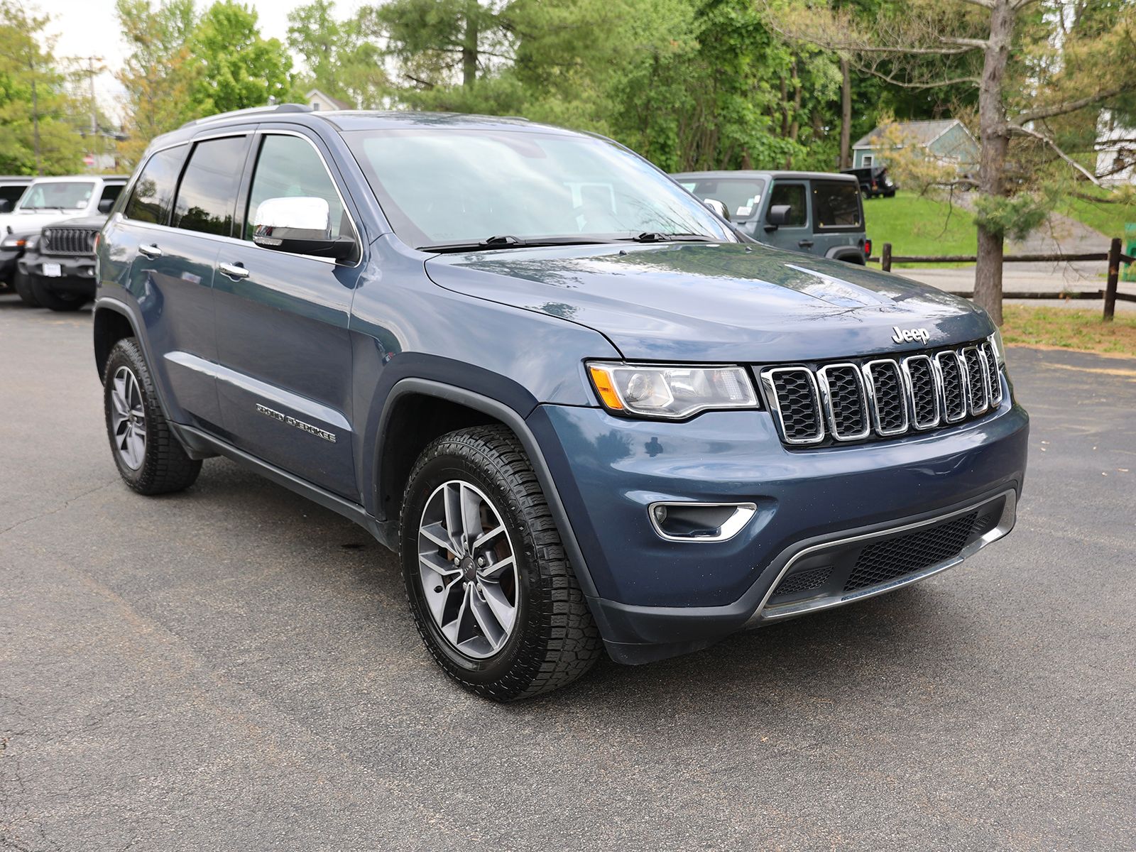 Photo view of 2019 Jeep Grand Cherokee in Blue