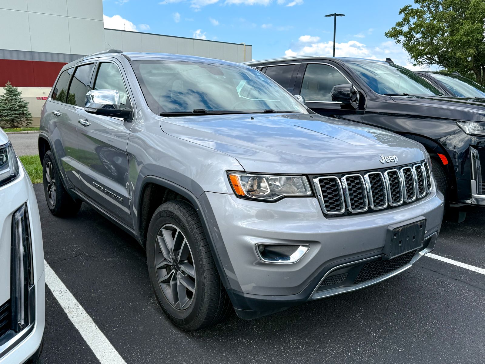 Photo view of 2020 Jeep Grand Cherokee in Silver